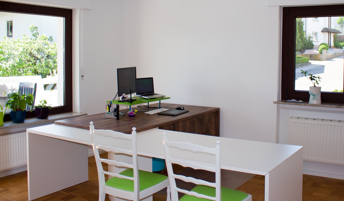 FarbFaible neues Büro mit neuem Schreibtisch, Stühlen