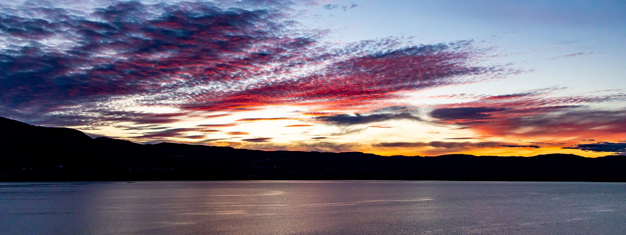 Reise nach Oslo mit einem spektakulären Sonnenuntergang in wunderschönen Farben und Nuancen