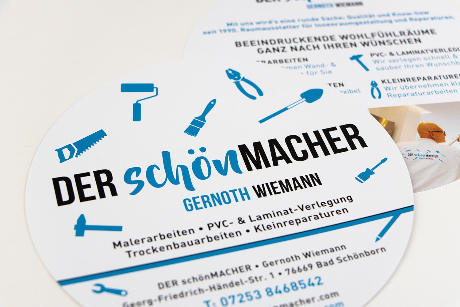 Runder Flyer „DER schönMACHER", Logo mit einer Mischung aus serifenlosen Schrift und Handschrift