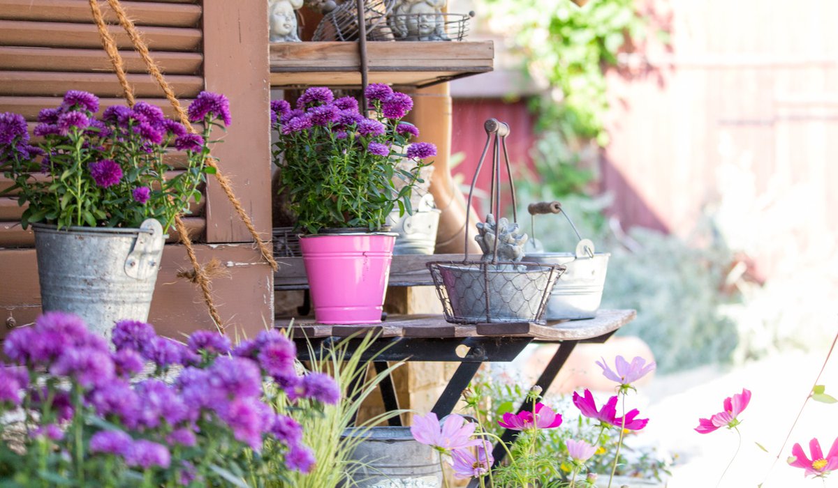 FarbFaible Shooting bei FloralWerk in Wörth, Detailansicht Hof mit Blumen, eindekoriert