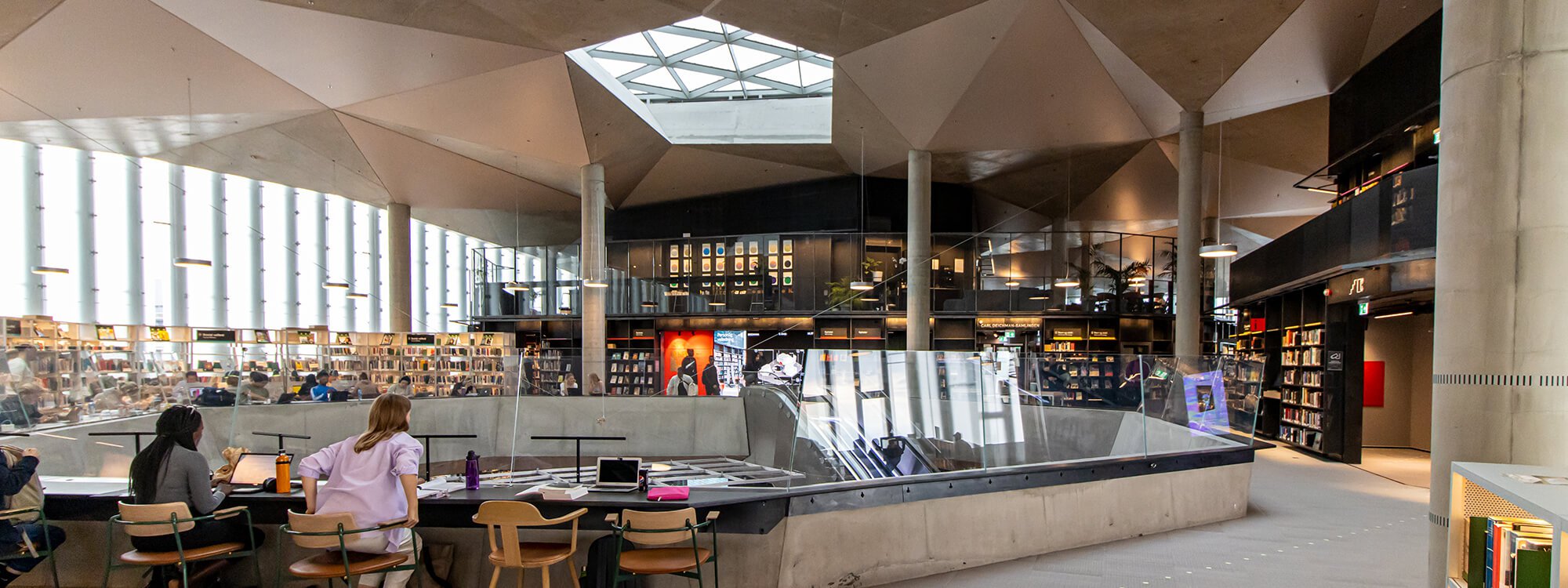 Workation in Norwegen, die Deichmann Bibliothek in Oslo innen