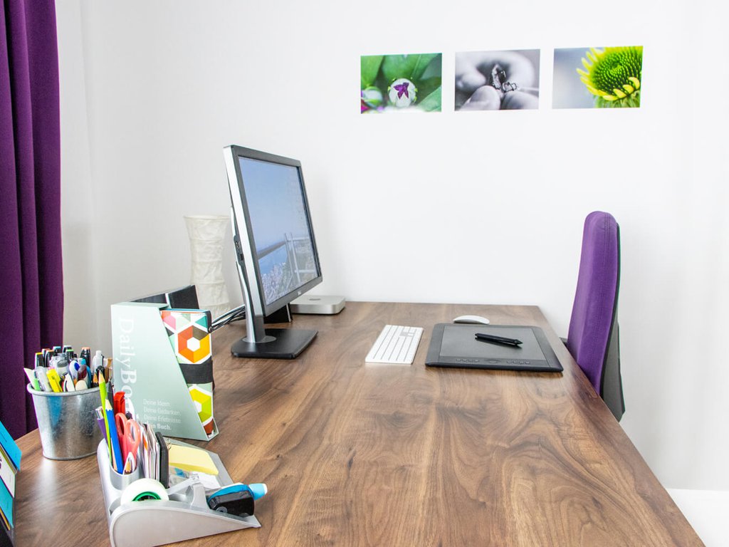 Büroansicht von FarbFaible mit kreativem Arbeitsplatz