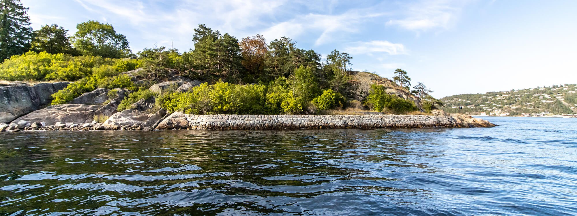 Workation in Norwegen, Insel Oscarsborg vom Wasser aus, Blick auf die zweite Insel