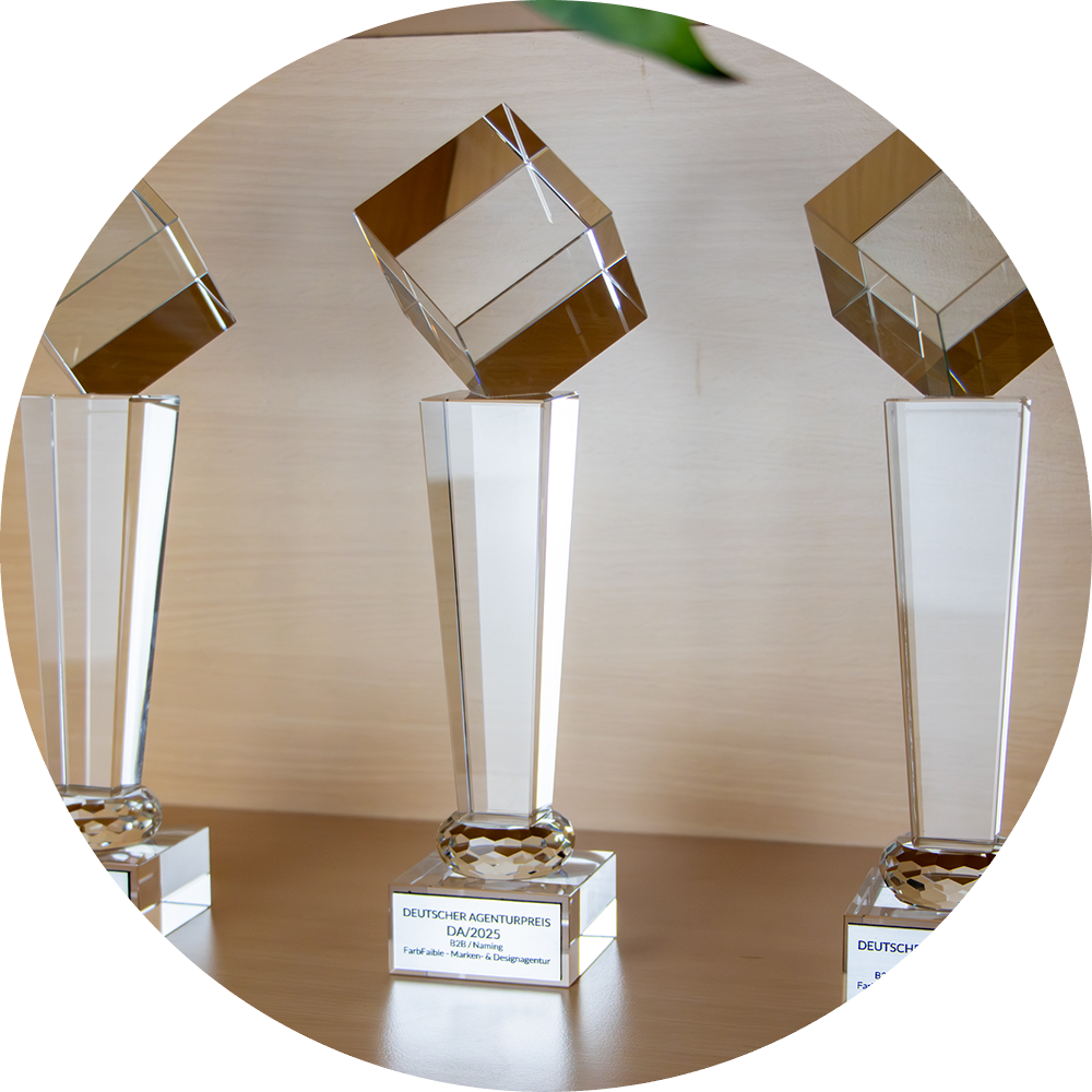 Miriam Hohmann von FarbFaible gewinnt den Deutschen Agenturpreis 2025, Ansicht der Pokale