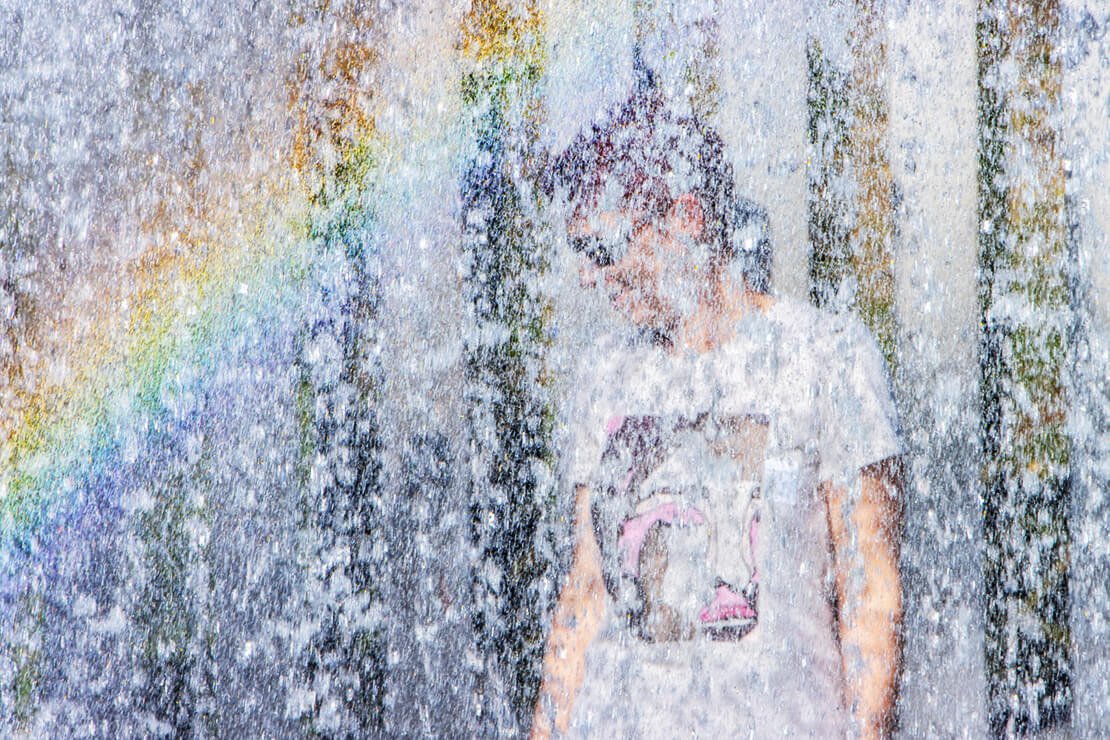 10 Jahre FarbFaible Marken- und Designagentur – Bild am Springbrunnen mit einem Regenbogen in Norwegen