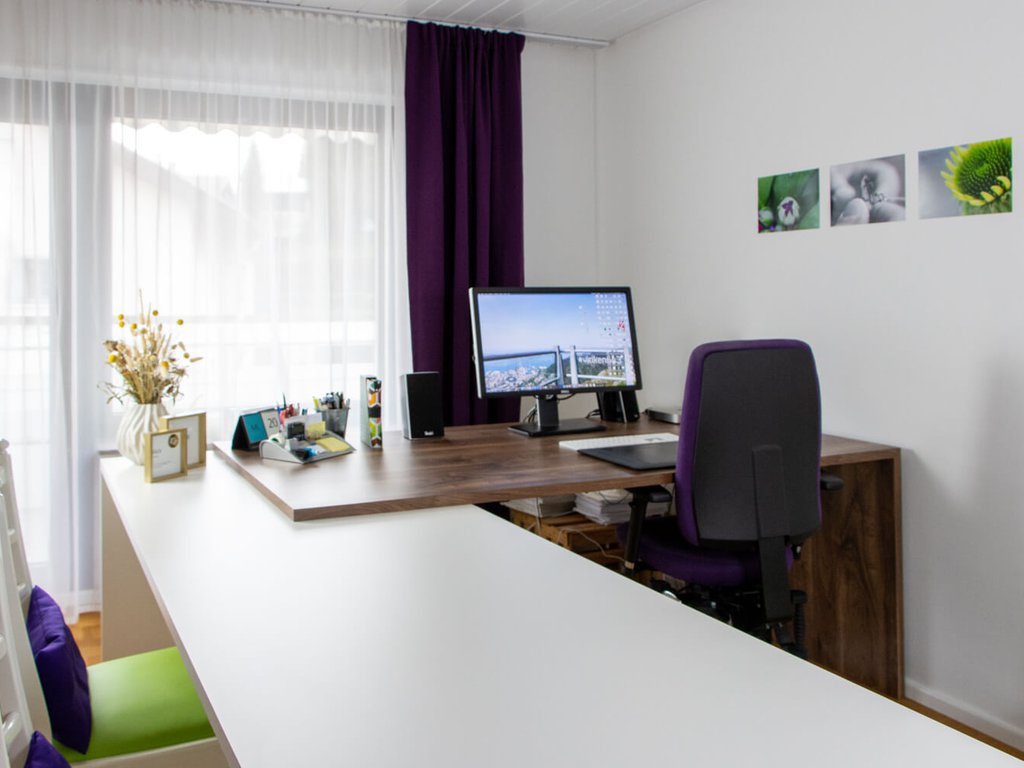 Büroansicht von FarbFaible mit Schreibtisch und Arbeitsplatz