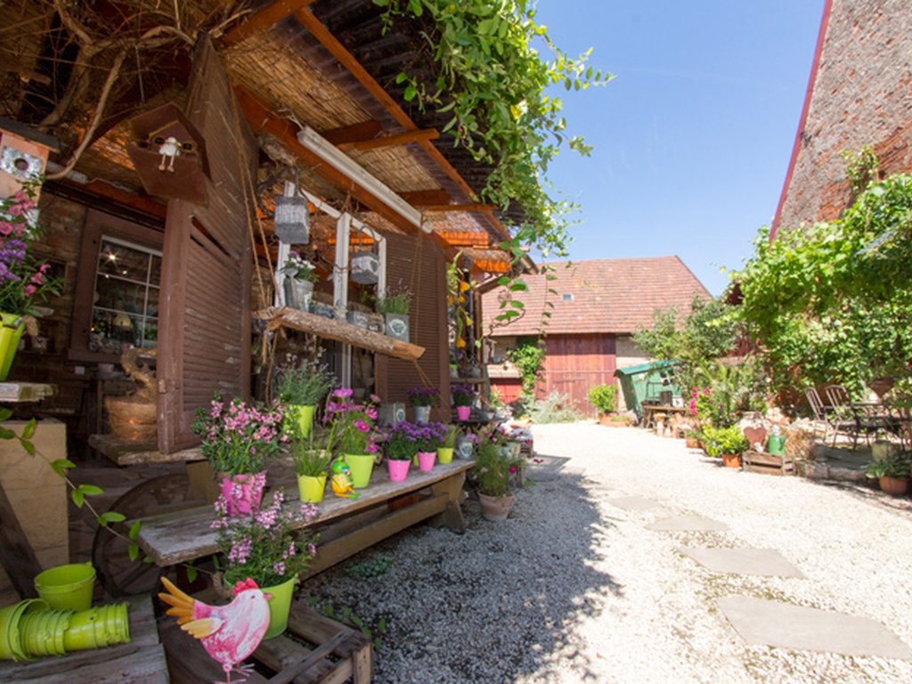 FarbFaible Shooting bei FloralWerk in Wörth, Detailansicht Hof mit Blumen