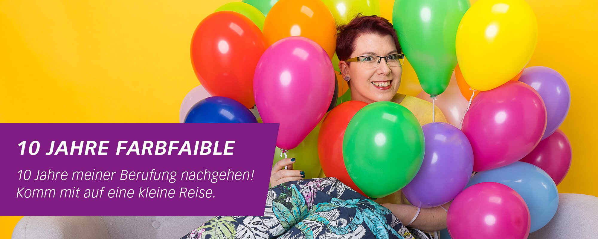 10 Jahre FarbFaible Marken- und Designagentur – Miriam inmitten von Luftballons