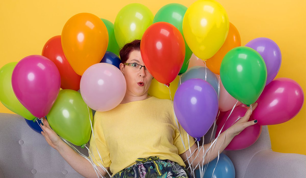 10 Jahre FarbFaible Marken- und Designagentur – Miriam inmitten von Luftballons beim feiern