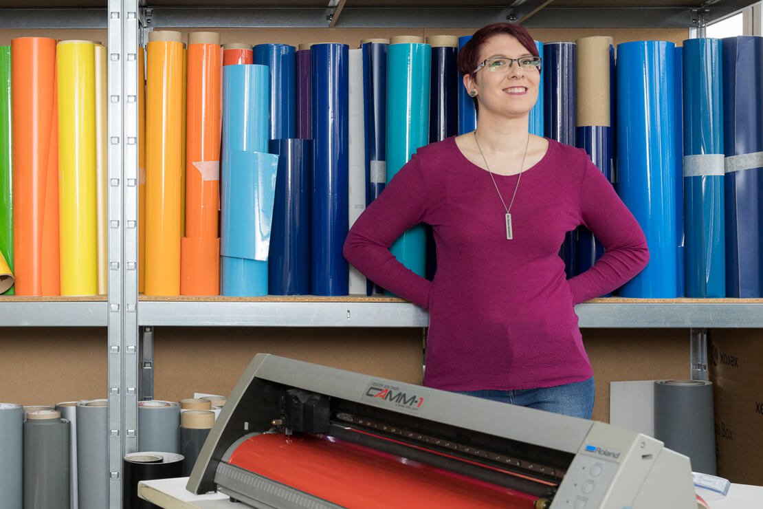 10 Jahre FarbFaible Marken- und Designagentur – in der Druckerei vor lauter Rollen farbiger Folien