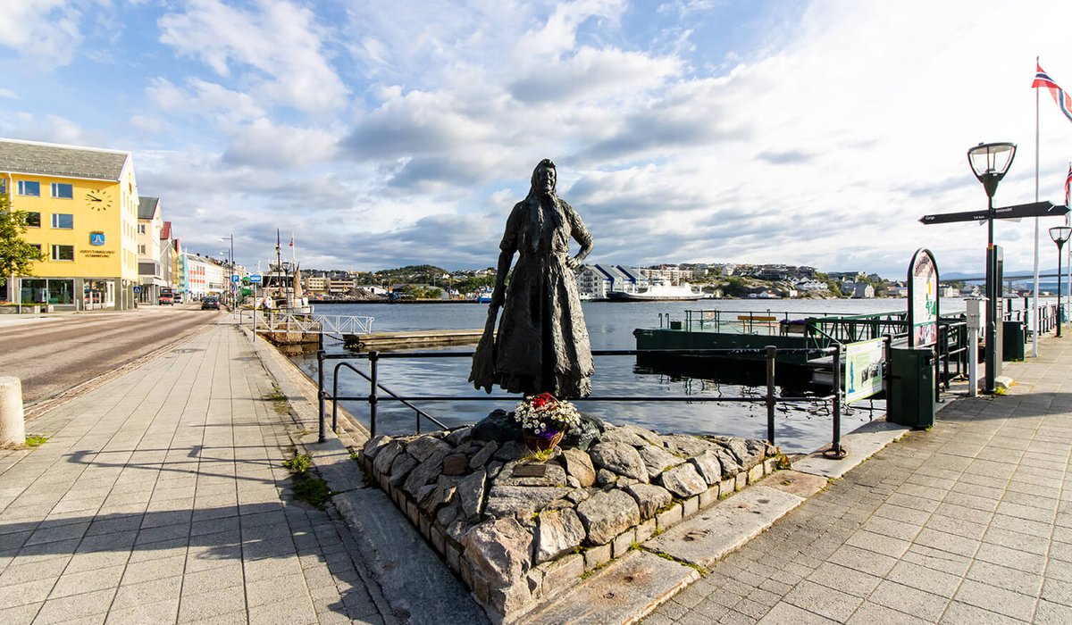Workation in Norwegen, Kristiansund mit Figur einer Frau die einen Klippfisch in der Hand hält