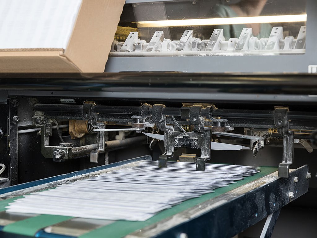 Briefhüllen, die gerade aus der Druckmaschine kommen