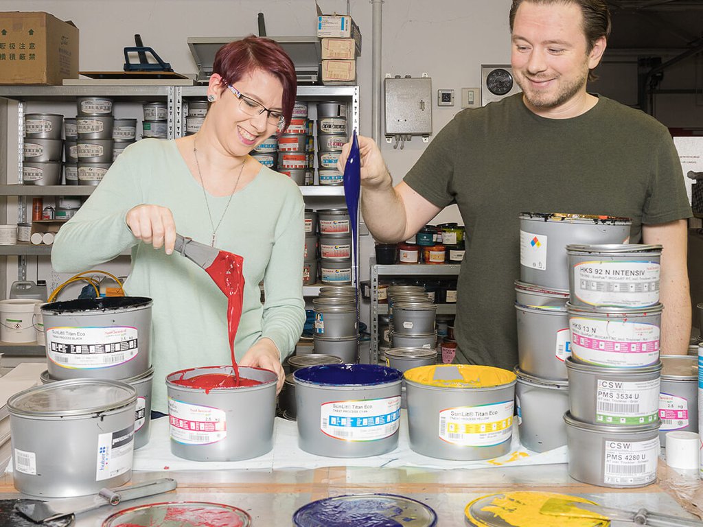 CMYK Farben – Miriam und der Drucker beim Farben vorbereiten