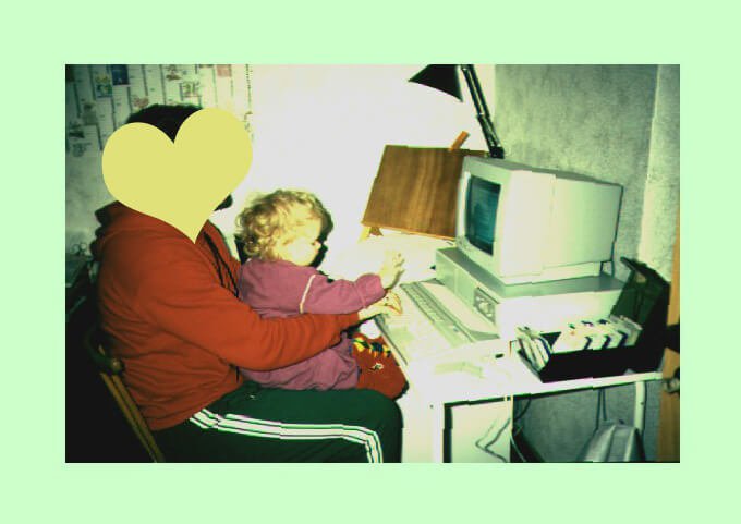 Miriam Hohmann von FarbFaible, als Baby direkt schon am Computer