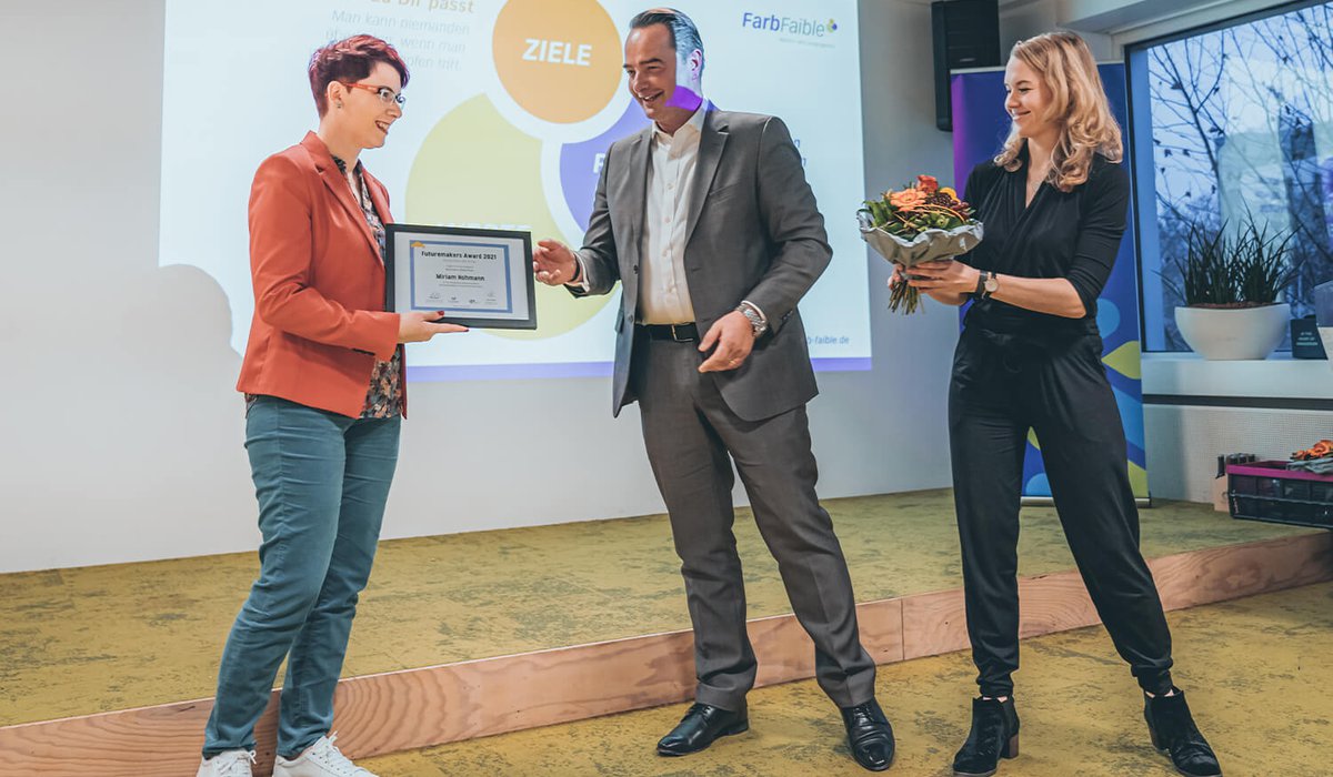 Futuremakers Award 2021, Miriam Hohmann von FarbFaible ausgezeichnet, Übergabe Urkunde
