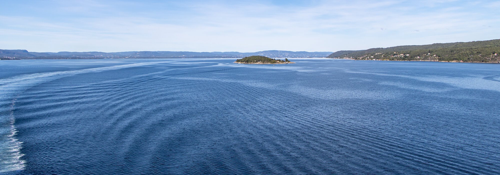 Norwegen Oslo Blick von der Fähre auf Wasser